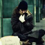 Rimini, danno fuoco a un senzatetto che dorme su una panchina