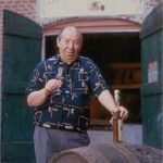 Grappa Barile - Gino è nato povero ed ha provato la miseria, ha avuto aiuto e solidarietà da uomini generosi e maestri di vita, ha lottato e investito su se stesso