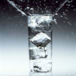 Chi beve solo acqua ha un'alimentazione migliore