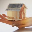 Mutui, con l'Euribor a 1,97% c'è chi risparmia 200 euro al mese e forse più, ma sui nuovi picchia duro lo spread: imparate a difendervi