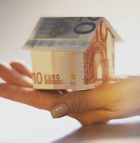 Mutui, con l'Euribor a 1,97% c'è chi risparmia 200 euro al mese e forse più, ma sui nuovi picchia duro lo spread: imparate a difendervi