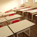 Crolla controsoffittatura scuola a Napoli, studentessa ferita