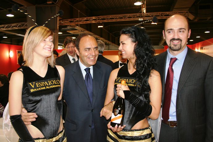 Vinitaly 2009: Bruno Vespa allo stand del veneto con le Vespaioline
