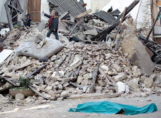 Terremoto, mentre la terra continua a tremare, si cercano i responsabili dei crolli