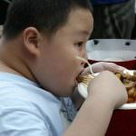 Più si è grassi, più si mangia velocemente