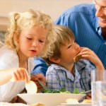 Quattro pasti, fatti in famiglia: le regole dei pediatri UE contro l'obesità infantile
