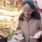 Inflazione: i prezzi all'ingiù sui campi frenano la corsa dei listini al dettaglio, ma alcuni prodotti restano ancora cari