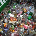 Rifiuti di Ferragosto - Una fila di sacchetti lunga come la distanza tra Napoli e Londra