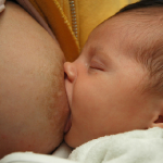 Latte della madre inquinato, rischi di cancro per il bambino