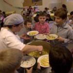 Genitori milanesi in guerra contro la refezione scolastica: "schiscetta day"