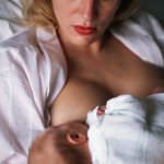 Allattare al seno: mamme contro i pediatri