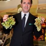 Zaia all'inaugurazione di Vinitaly 2010 tiene tra le mani "il primo" spumante Docg
