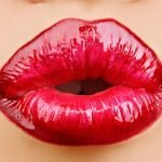 Il broncio fa sembrare più giovani le donne