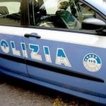 Poliziotto fuori servizio interviene, la Polizia gli ritira la patente e lo denuncia... ma la faccenda è poco chiara.