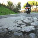 Rattoppi sulle strade di Roma: un lavoro fatto male produce solo danni