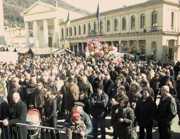 Valdobbiadene: All'Antica Fiera di San Gregorio a sorpresa arriva Zaia e dichiara: "C'è troppa Roma in televisione"