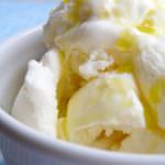 Un grande chef prepara in piazza il gelato all'olio d'oliva