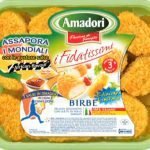 Happy hour con gli amici e familiari rigorosamente sul divano di casa