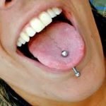 Piercing alla lingua, a rischio i denti