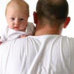 L'insidia del primo anno: la depressione post partum attacca i neo padri