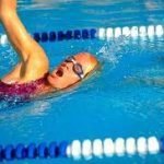 Rischio cloro: nuotare in piscina favorisce il cancro