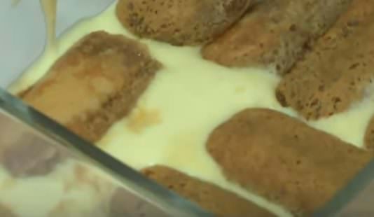 versare la crema e mettere i savoiardi 