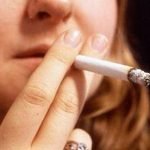 Fumo, così provoca l'acne nelle donne