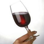 Il vino rosso diminuisce l'effetto dei grassi