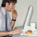 Mangiando davanti al PC si mangia di più