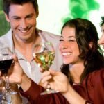 Alcolici: chi beve molto nel week-end rischia di più