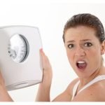 Saltare il pasto e mangiare fuori casa. Così si ingrassa