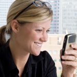 Donne, usare troppo lo smartphone fa venire le rughe