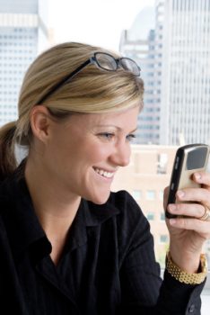 Donne, usare troppo lo smartphone fa venire le rughe