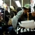 New York, galeotti furono gli spaghetti: stop al cibo sui mezzi pubblici