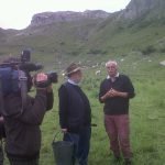 La troupe di "Melaverde" al lavoro sugli alpeggi con Coldiretti e Apa