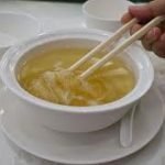 Cina. Gli alberghi Peninsula bandiscono le pinne di squalo dal menu