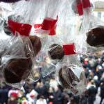 Acqualagna (PU): Qui il tartufo si regala, anzi si lancia dai carri in maschera