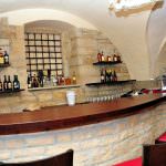 Andria, piazza La Corte: Quando il buon vino sposa arte, cultura e cibo, con professionalità