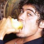 Tornare alla terra. Riccardo Scamarcio agricoltore bio