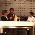 La chef Cristina Bowerman riceve il Premio Identità Donna da Alberto Zenato