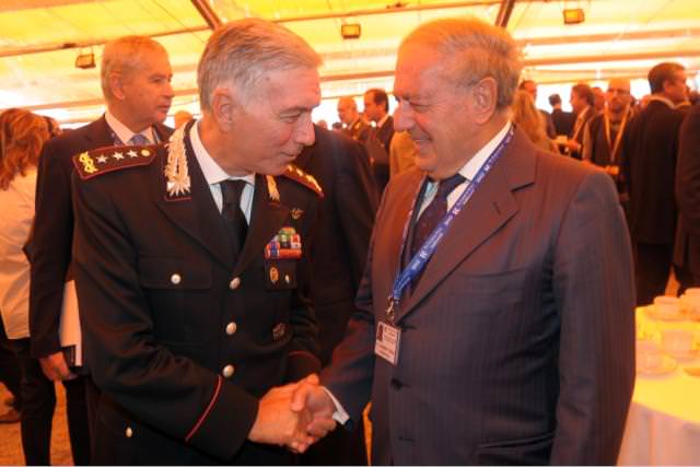 Achille Colombo Clerici si complimenta con Antonio Girone, ViceComandante dell’Arma dei Carabinieri