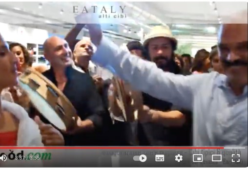 Oscar Farinetti balla la Taranta – Inaugurazione EATALY Bari 2013 (video)