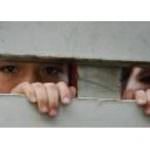 Sospesi gli incontri del bimbo costretto dai Servizi sociali a incontrare il padre indagato per abusi sessuali