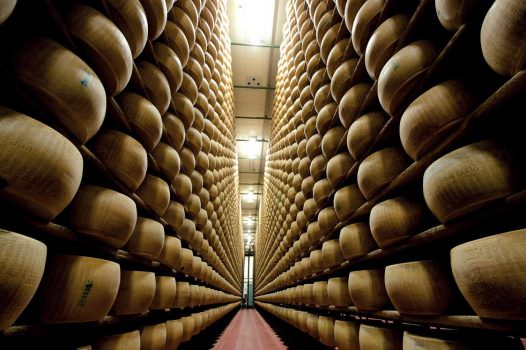 Trasformazione del sistema del Parmigiano-Reggiano: Intervista a Filippo Arfini e Francesca Manfredi del dipartimento di economia dell’università di Parma