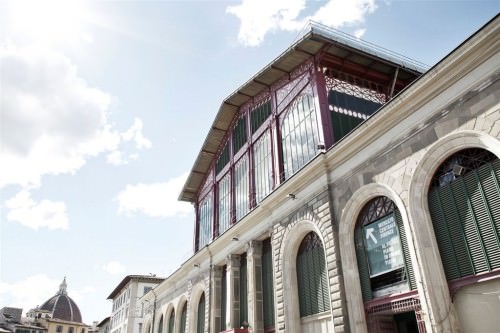 L'affaccio del mercato su Piazza del Mercato