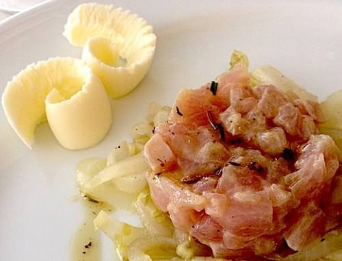 Tartara di ricciola accompagnata da due riccioli di burro