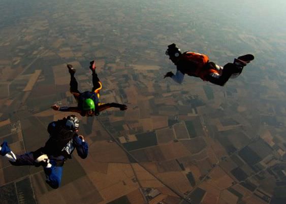 Cosa si prova a buttarsi col paracadute: in volo con Gualtiero Marchesi, al suo primo lancio (testo+video)