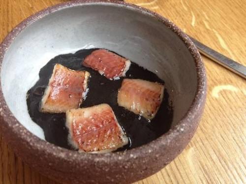 Anguilla affumicata e sesamo nero