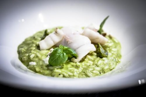 Risotto con pistacchi, basilico, provola e calamaretti