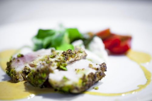 Spada in crosta di pistacchi con gazpacho di pomodorini gialli e stracciatella